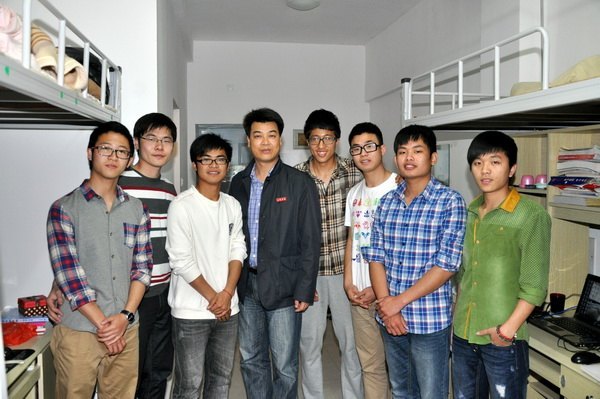 马国防书记看望受导学生