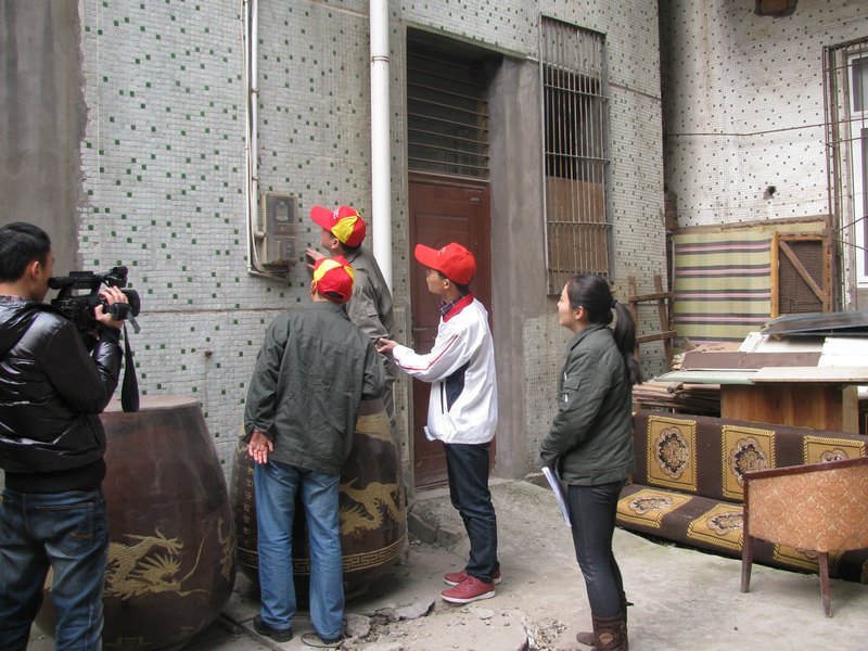 光明使者进社区 学生党员送温暖