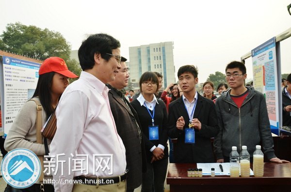 “挑战2013”系列校园文化活动暨第五届“挑战杯”大学生课外学术科技作品竞赛决赛开幕