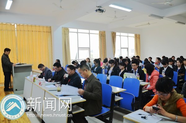 “挑战2013”系列校园文化活动暨第五届“挑战杯”大学生课外学术科技作品竞赛决赛开幕