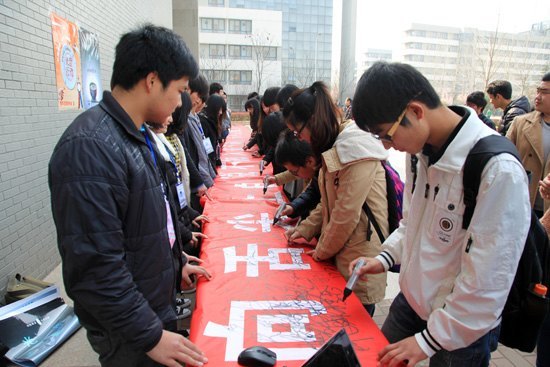 加入光盘族向舌尖上的浪费说不——南京理工大学泰州科技学院“光盘行动”在进行