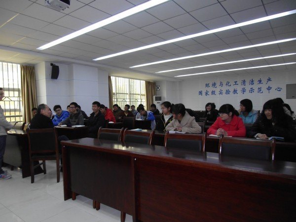 校党委书记吴元欣担任学生班级导师并参加班会