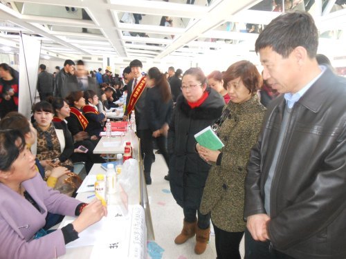 制药与食品科学学院到通化市“春风行动”暨高校毕业生人才招聘会上考察