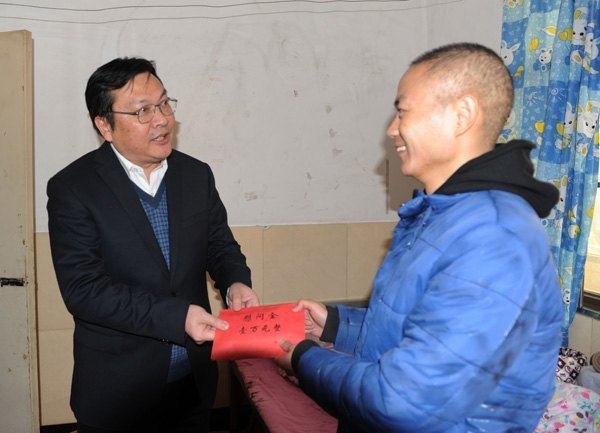 校领导看望黄山学院患病大学生村官徐锋