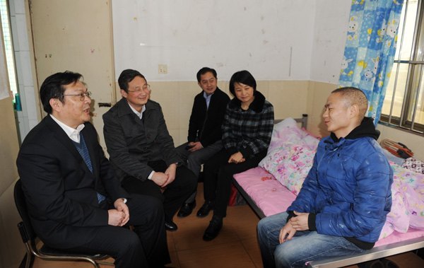 校领导看望黄山学院患病大学生村官徐锋
