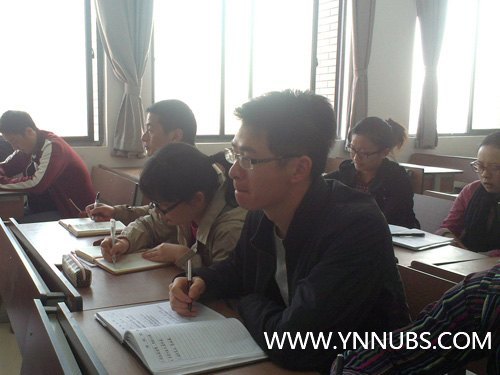 云南师范大学商学院杨林校区召开心理危机的预防与干预专项培训会