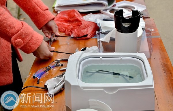 看,帮您“擦眼镜”的活雷锋来了