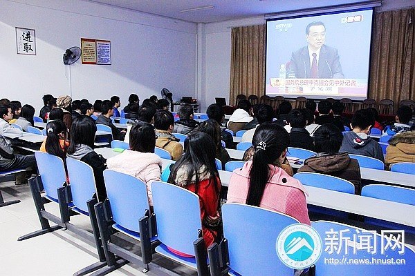 计算机学院组织学生观看李克强中外记者见面会直播