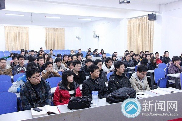 计算机学院组织学生观看李克强中外记者见面会直播