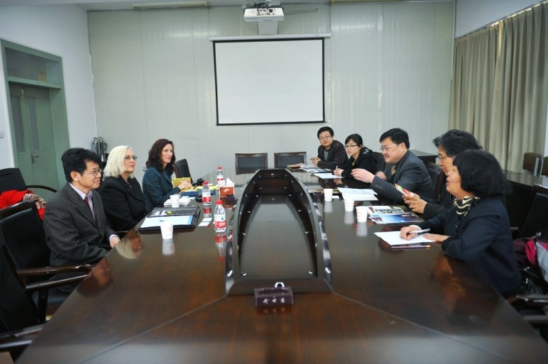 院领导会见明尼苏达大学德鲁斯分校文学院Susan Maher院长等一行