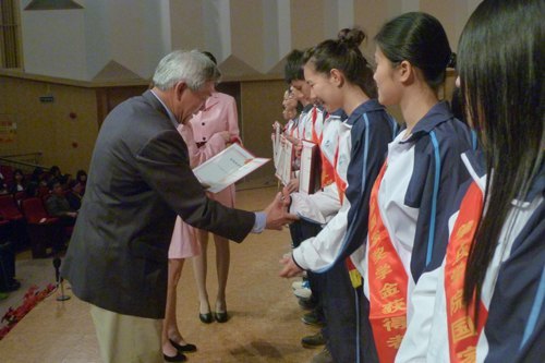 以奖助困 以奖助学 3523名学生获得国家奖助