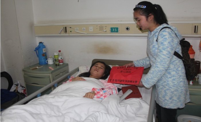 践行雷锋精神 援助小芳同学