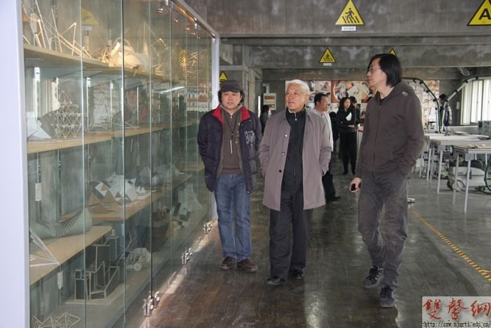 中国工业设计协会会长朱焘莅临工业设计学院指导工作