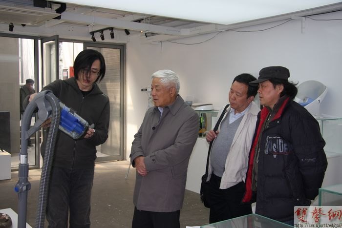 中国工业设计协会会长朱焘莅临工业设计学院指导工作