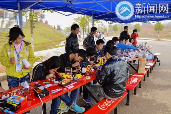 两校三院携手出力 义务维修服务师生