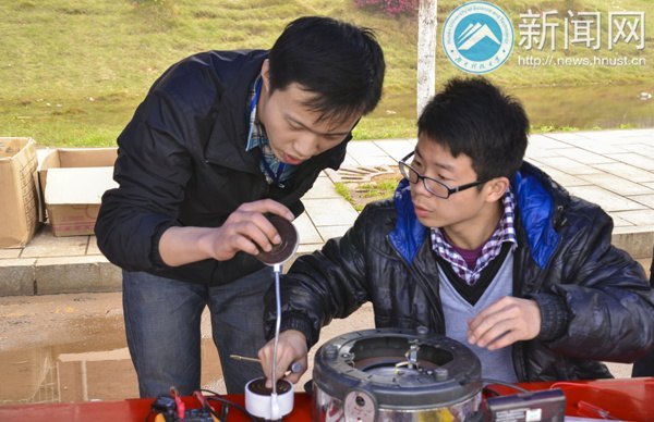 两校三院携手出力 义务维修服务师生