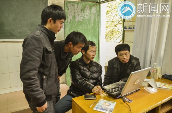 两校三院携手出力 义务维修服务师生