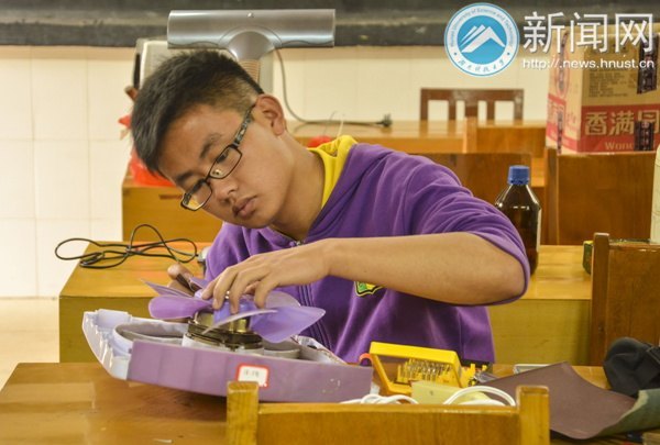 两校三院携手出力 义务维修服务师生