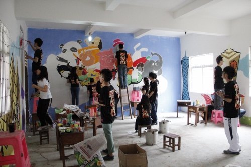 建筑工程学院举行雷锋月爱心墙绘活动