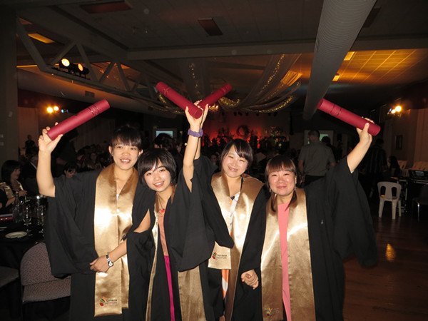 �人���̴�ѧ�аĺ�����ѧѧ������ϲ��Ѽ�