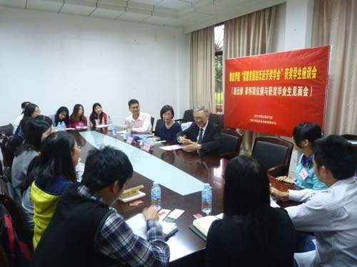 赵氏夫妇亲切来访 福慧春风又拂学子