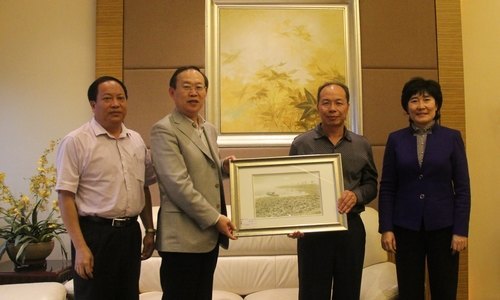 杨海涛书记率队到东莞拜访校友