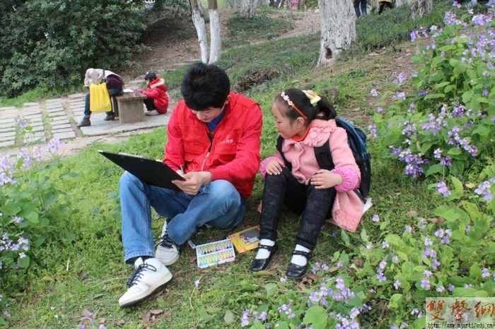 传媒学院“公益课堂”组织民工子弟进行写生实践