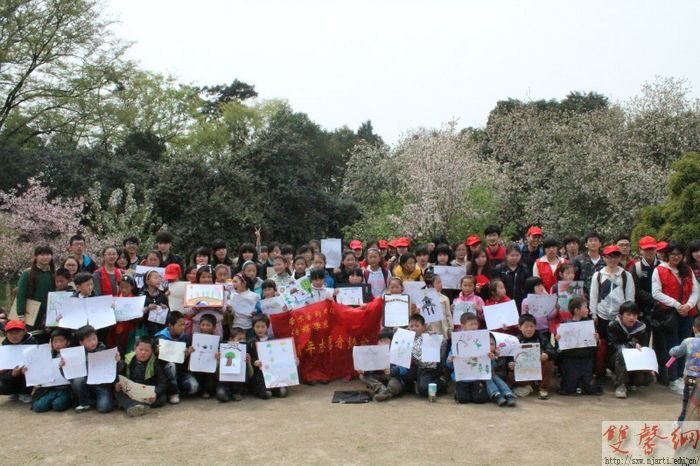 传媒学院“公益课堂”组织民工子弟进行写生实践