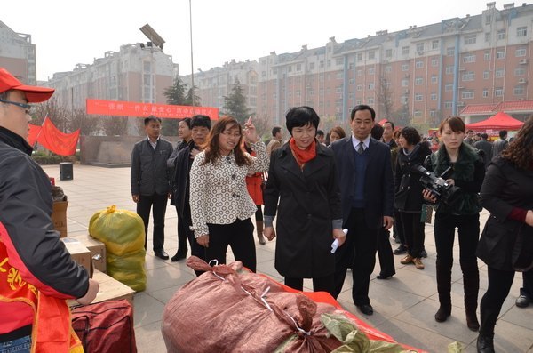 郑州职业技术学院承办的“一张纸一件衣献爱心”活动在荥阳举行