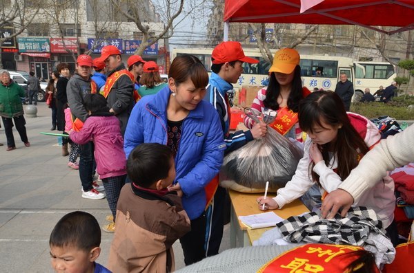 郑州职业技术学院承办的“一张纸一件衣献爱心”活动在荥阳举行