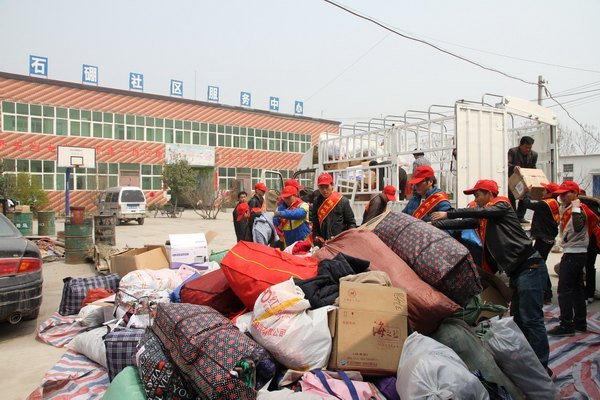 郑州职业技术学院承办的“一张纸一件衣献爱心”活动在荥阳举行