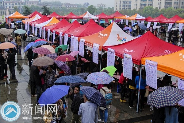 “百家名企高校行”大型毕业生招聘会举行 228家企业来校招人才