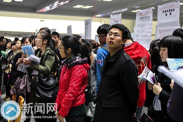 “百家名企高校行”大型毕业生招聘会举行 228家企业来校招人才