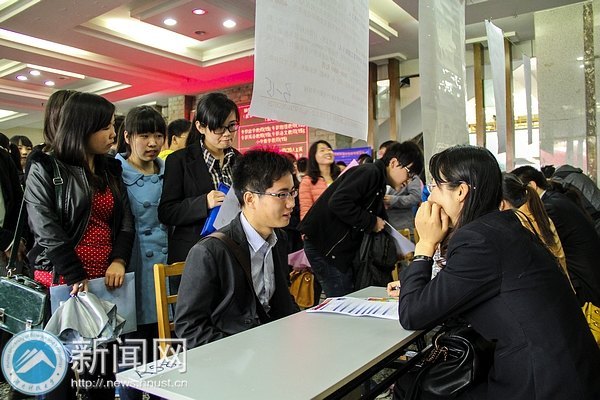 “百家名企高校行”大型毕业生招聘会举行 228家企业来校招人才