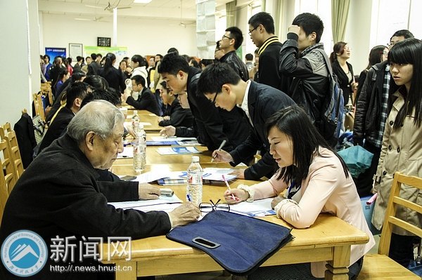 “百家名企高校行”大型毕业生招聘会举行 228家企业来校招人才