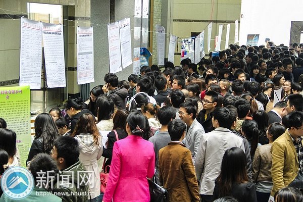 “百家名企高校行”大型毕业生招聘会举行 228家企业来校招人才