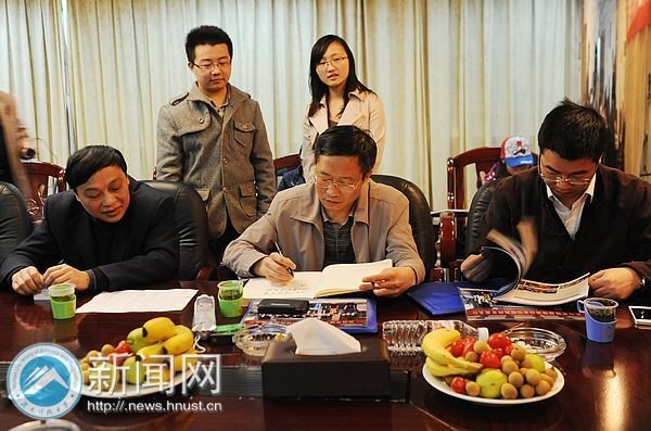 ���ϿƼ���ѧý��У�Ѿ���ĸУ