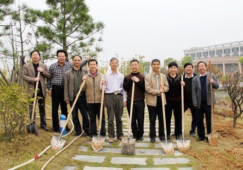 ����80��У�ѻ�ĸУֲ������