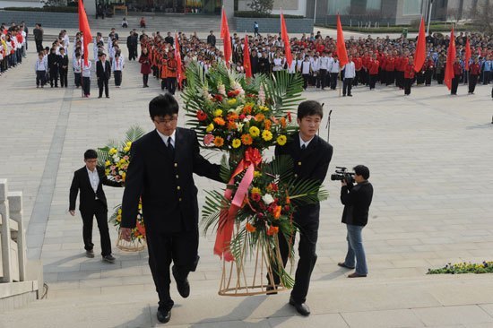 祭扫烈士陵墓缅怀革命先烈