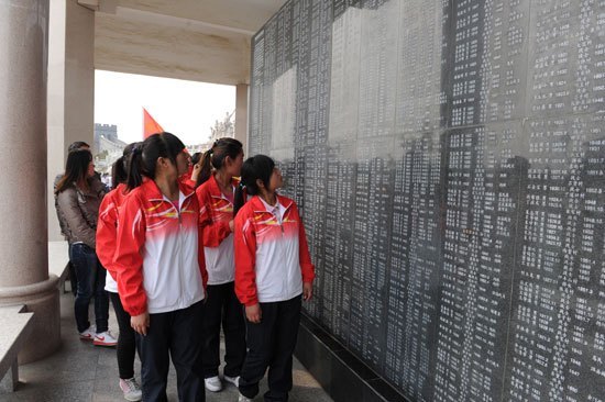 祭扫烈士陵墓缅怀革命先烈