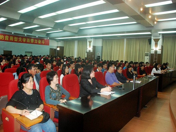 文法学院举办两场“名家讲坛”专题讲座