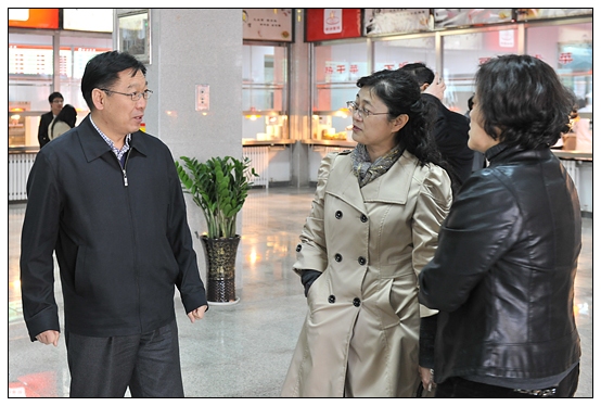 Ժ�쵼�ͽ�ʦ������У��ʳ���ԳԵ�һ��