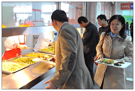 Ժ�쵼�ͽ�ʦ������У��ʳ���ԳԵ�һ��