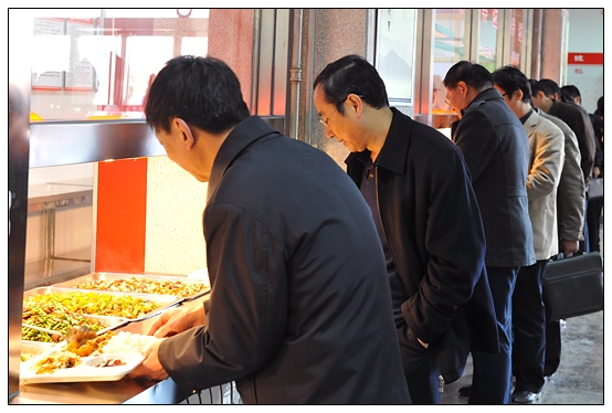 Ժ�쵼�ͽ�ʦ������У��ʳ���ԳԵ�һ��