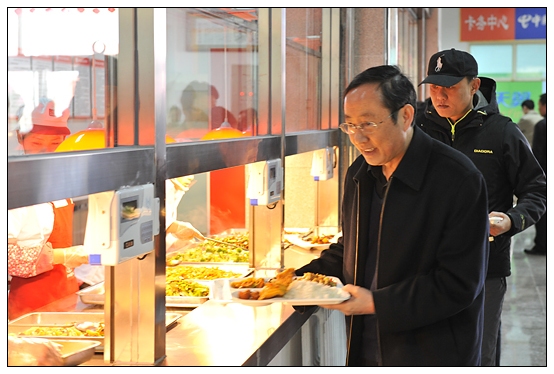 Ժ�쵼�ͽ�ʦ������У��ʳ���ԳԵ�һ��