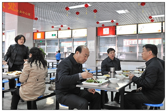 Ժ�쵼�ͽ�ʦ������У��ʳ���ԳԵ�һ��