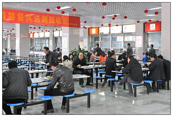 4月6日中午,晋中学院院领导和教师们一起走进新校区食堂,在宽敞明亮的