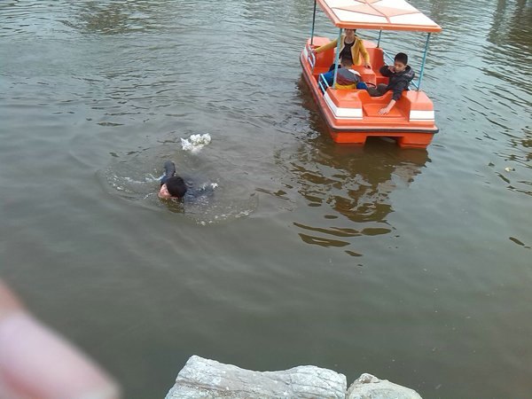 许昌学院文学院学生西湖公园勇救落水儿童传佳话