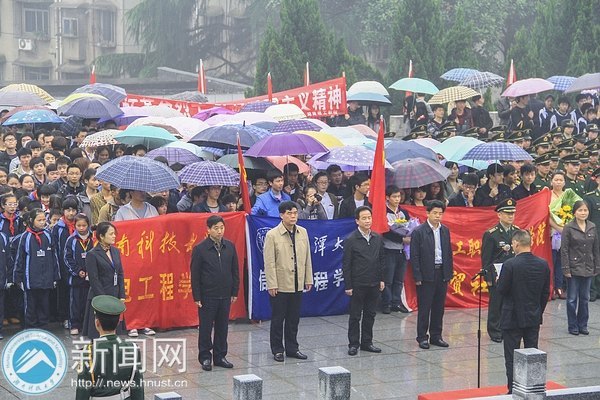 湖南科技大学学生参加湘潭烈士纪念碑揭幕活动