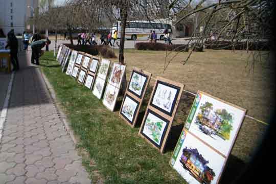 ����ѧԺѧ�������ͬѧ�ٰ�����ֻ滭չ